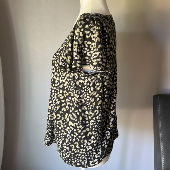 Tommy Bahama Women’s 100% Linen Green Ruffle Sleeve Top - Picture 4 of 7